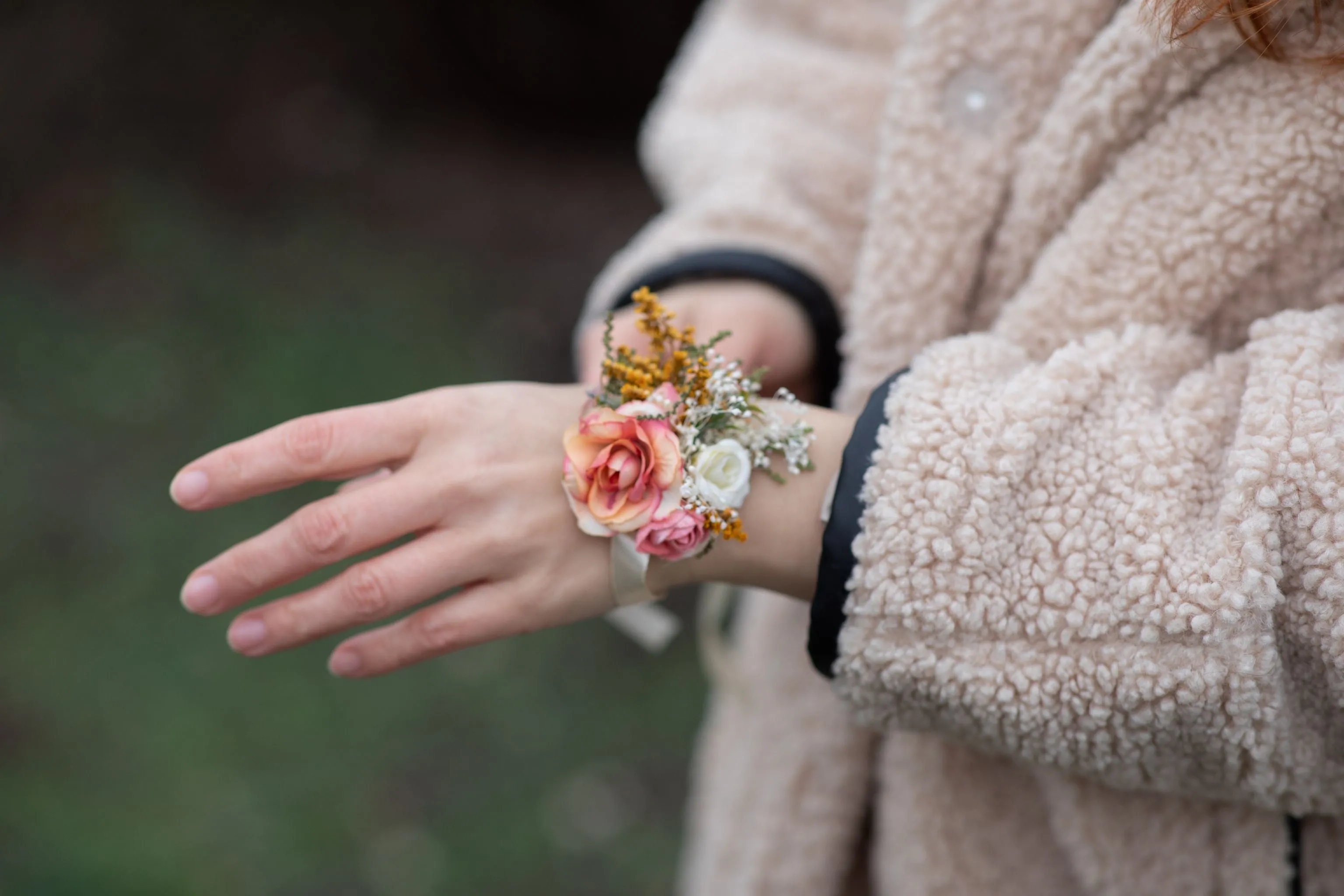 Peach flower bracelets Bridesmaid bracelets Coral wedding wrist corsage Magaela Pastel bracelet for bride Jewellery Wedding flower bracelet